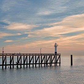 Zonsondergang vanop het Oosterstaketsel in Blankenberge van Natuurels