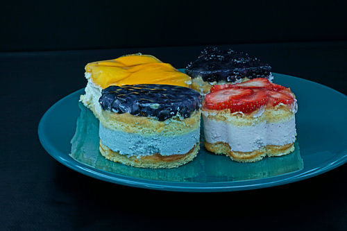 Fruittaartje met yoghurtroom, koekje en vers fruit