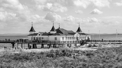Zwart-witfoto van de pier in Ahlbeck aan de Oostzee