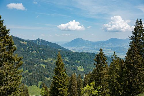 Uitzicht op de Grünten, Sonthofen en de Allgäuer Alpen vanaf Besler op de Riedbergpas