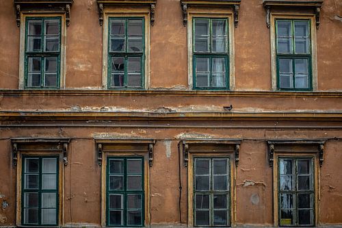 oude gevel met ruitjes ramen in boedapest