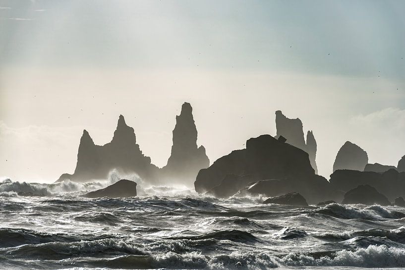 Storm bij Reynisdrangar in zuid IJsland van Gerry van Roosmalen