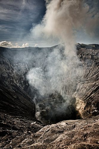 Aan de rand van de leegte, tegenover de levende vulkaan