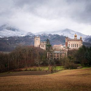 Burg zwischen den italienischen Bergen.