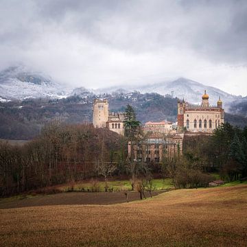 Château entre les montagnes italiennes. sur Roman Robroek