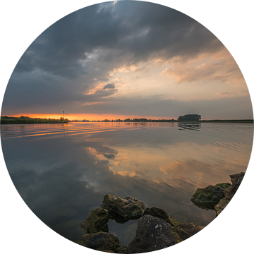Zonsondergang bij de rivier de Lek van Moetwil en van Dijk - Fotografie