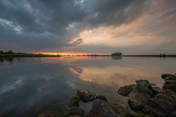 Zonsondergang bij de rivier de Lek van Moetwil en van Dijk - Fotografie