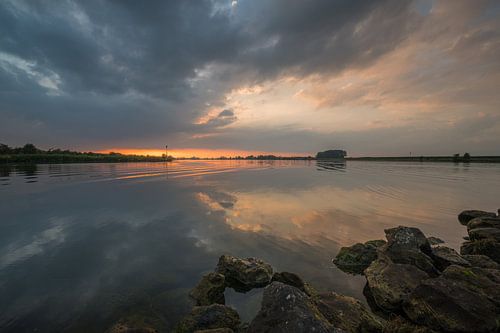 Zonsondergang bij de rivier de Lek