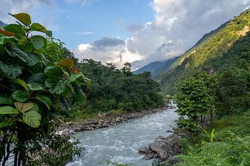 Rivier in Nepal Annapurna regio van Tessa Louwerens