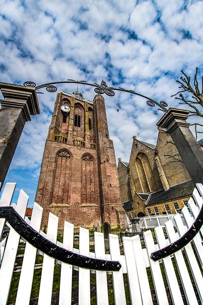De kerktoren in het centrum van Workum, Friesland. van Harrie Muis