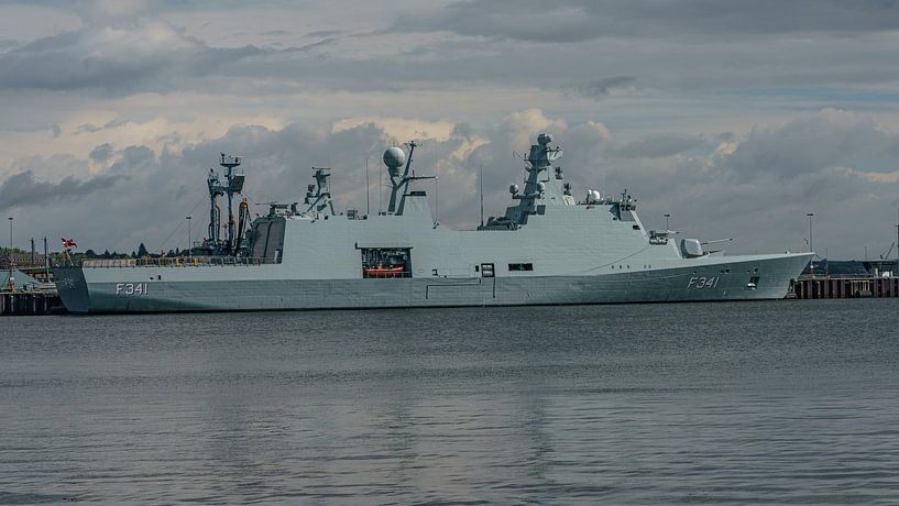 Kongelige Danske Marine fregat HDMS Absalon. van Jaap van den Berg