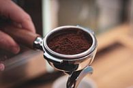 Das Porträt eines Portafilters voller gemahlener Kaffeebohnen. von Joeri Mostmans Miniaturansicht
