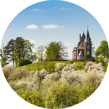 Kasteel Hulsberg omgeven door bloesems