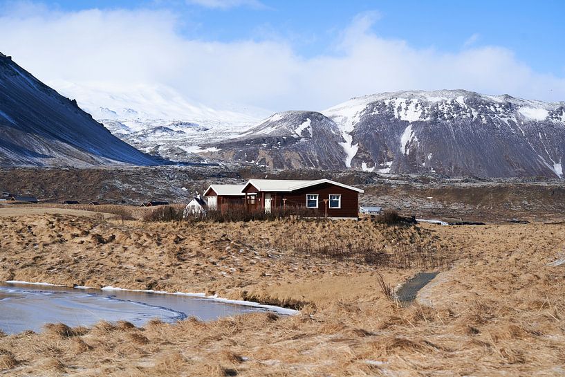 Ferienhaus inmitten der Berge in Island von Jim Plaum