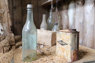 Flessen - stilleven in verlaten huis van Antoon Loomans