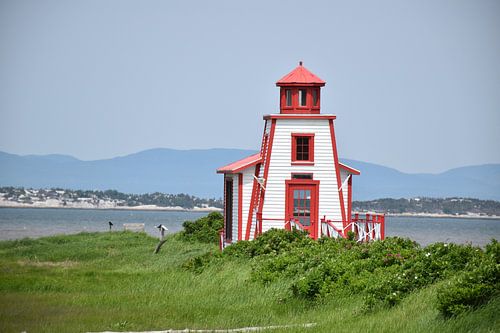 Een kleine vuurtoren langs de rivier