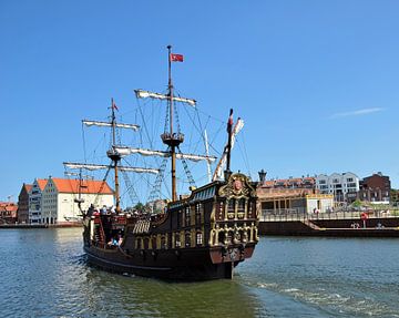 Piratenschip in Gdanks, Polen van Karel Frielink