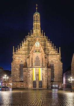 Cathédrale Frauenkirche sur la place du marché central illuminée la nuit sur Alex Winter