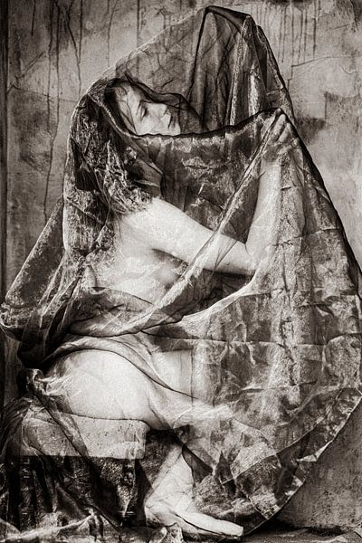 Bogdana looking from aside with fabric in b/w by Hans Dethmers