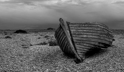 Oud wrak aan de kust van Kent, Engeland