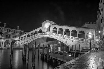 Venetië - Rialtobrug bij nacht (zwart-wit)