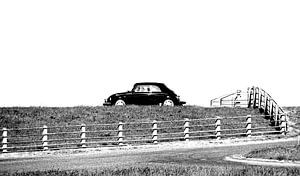Klassieke Volkswagen op de dijk.