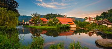 Panorama van vakwerkhuizen in Schiltach tijdens zonsopkomst van Henk Meijer Photography