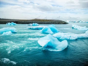 Blauwe ijsbergen in de gletsjerlagune op IJsland van MPfoto71