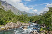 Krachtige rivier aan de voet van de Trollstigen
