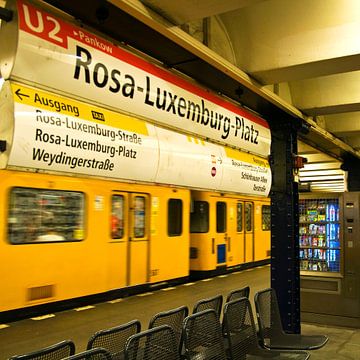 Tube Station U2 - Rosa-Luxemburg-Place van Silva Wischeropp