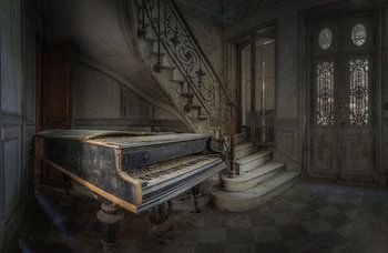 Klavier in der Halle eines verlassenen Schlosses