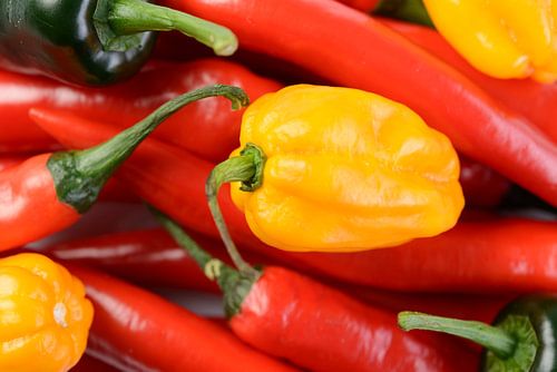 Rode paprika's en Madame Jeanette-paprika's op de top