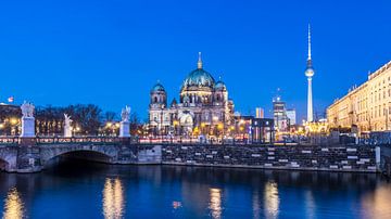 Berliner Dom und Schlossbrücke im Zauber der blauen Stunde - Panorama