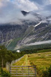 A lonely farmhouse in Norangsdalen, Norway by qtx