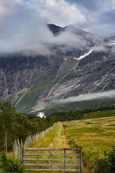 A lonely farmhouse in Norangsdalen, Norway by qtx