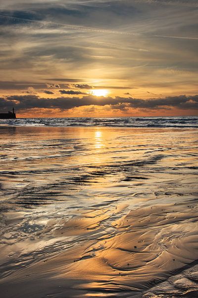 Zonsondergang en kleurenweerspiegeling op het strand van Harrie Muis