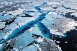 Vue aérienne de la banquise – photographie d'art abstraite de l'Arctique, en bleu sur Albert Klee