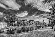 Blik op de centrale gracht van het Friese stadje Sloten in zwart-wit van Harrie Muis thumbnail