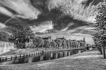 Blik op de centrale gracht van het Friese stadje Sloten in zwart-wit van Harrie Muis