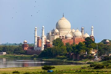 Taj Mahal met Yamuna op de voorgrond van Jan Schuler