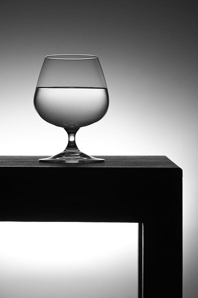 Glas water op tafel van Geert D