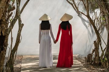 Girlfriends during a morning walk by Anges van der Logt