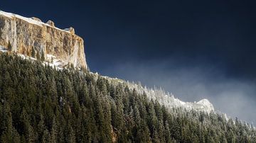 Landschapsaanzicht van het Kleinwalsertal in de winter met de berg Hohen Ifen van Daniel Pahmeier