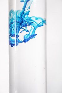 Farbe löst sich in Wasser auf