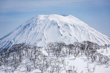 Mount Yotei. Besneeuwde vulkaan in Japan van Hidde Hageman