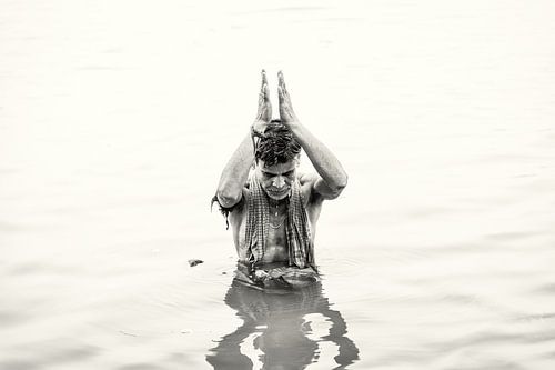 Badender Mann im Ganges Kolkata
