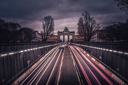 Traînées de lumière à Bruxelles surplombant les arcs de triomphe du Cinquantenaire