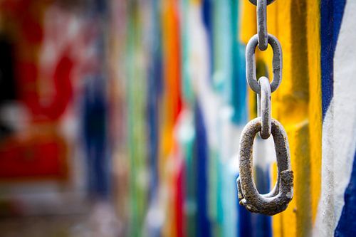 Bunte Wand mit Lichterkette