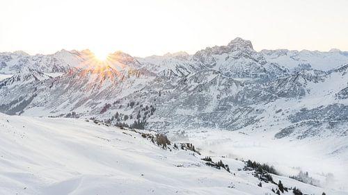 Zonsopgang in de winter in het Kleinwalsertal bij de Schwarzwasserhütte van Daniel Pahmeier