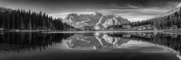 Lac de Misurina dans les Dolomites près des Trois Cimets en noir et blanc sur Manfred Voss, Schwarz-weiss Fotografie